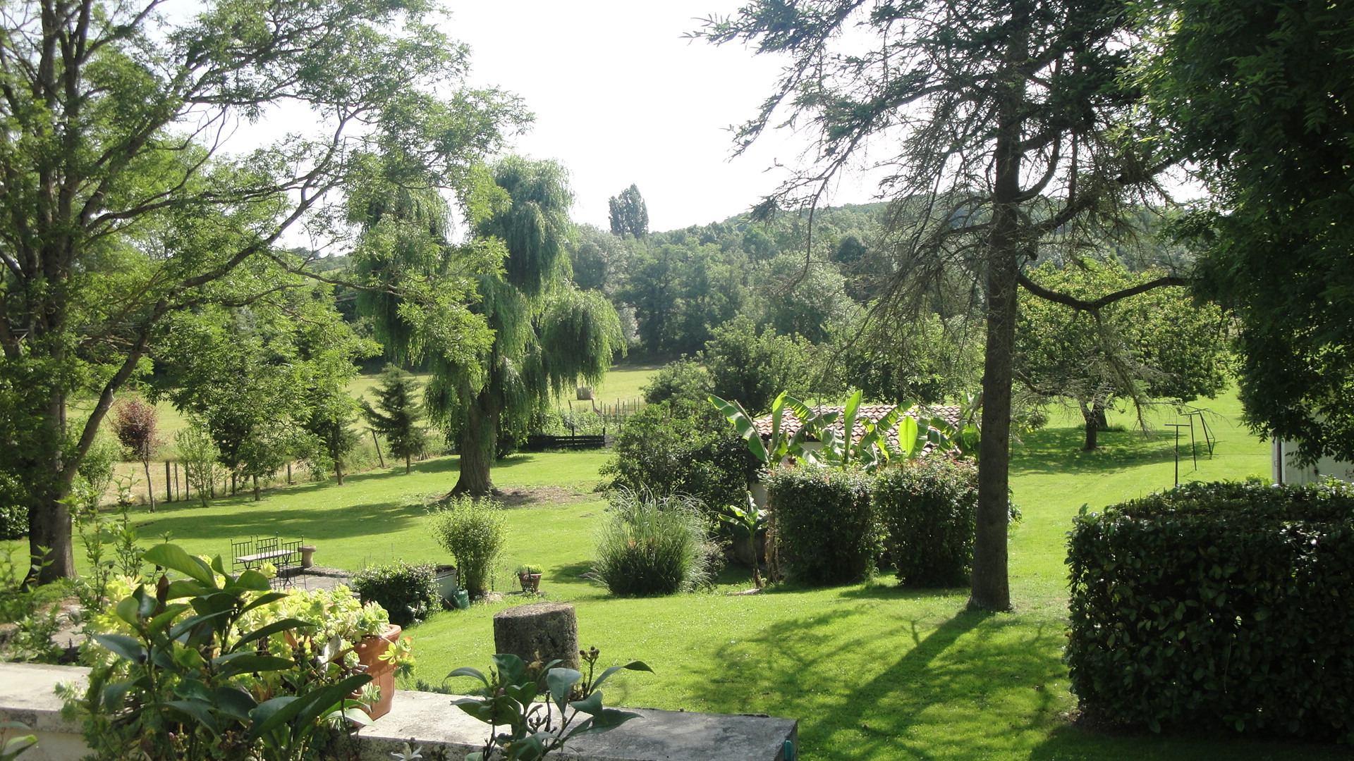 Le jardin et la maison du Domaine de Poudos