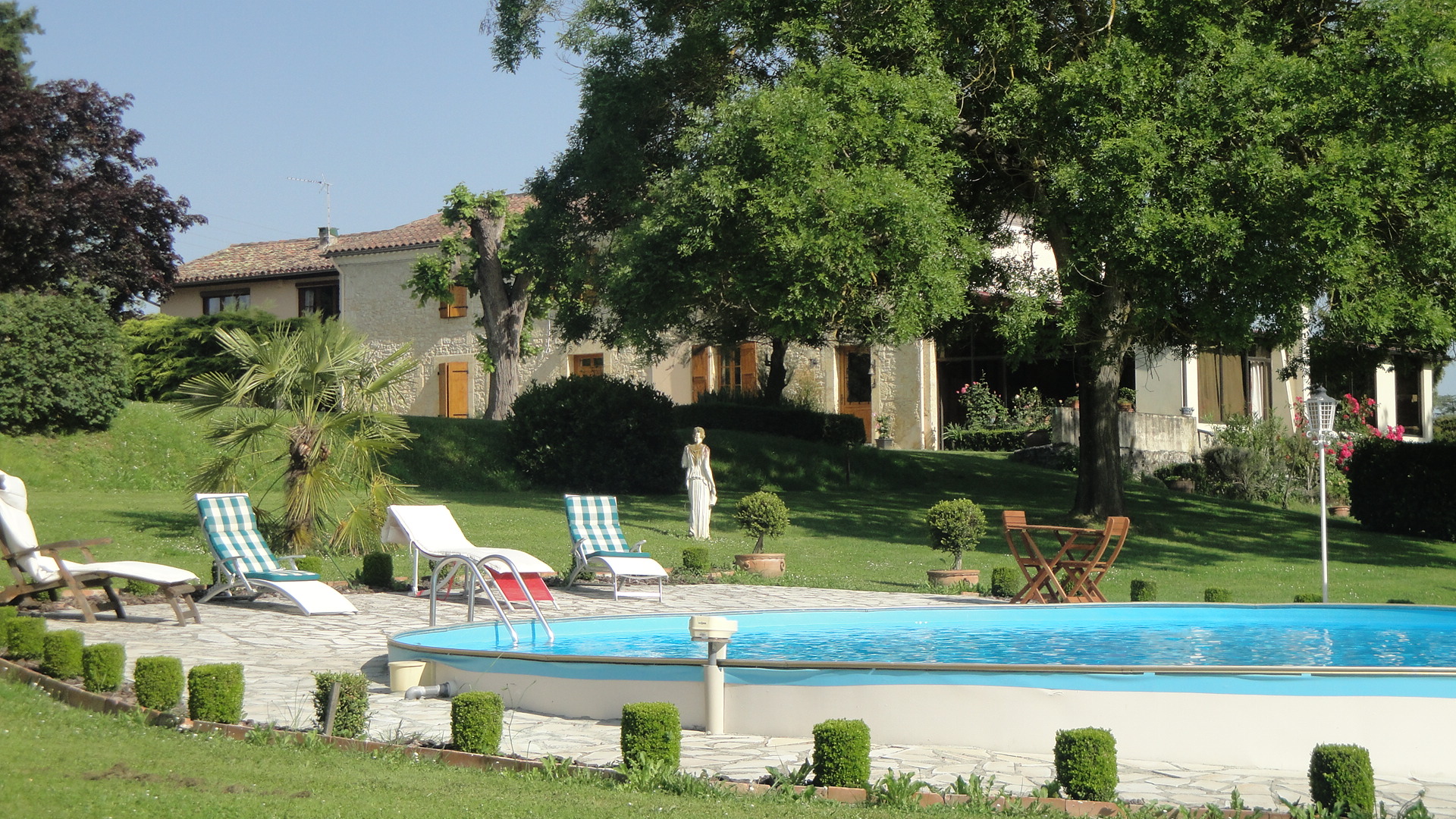 La piscine et la maison